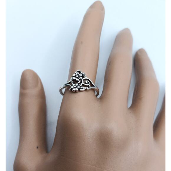 Stainless Steel Flower Ring Size 9.25 – Elegant Floral Pattern Jewelry - Picture 1 of 3